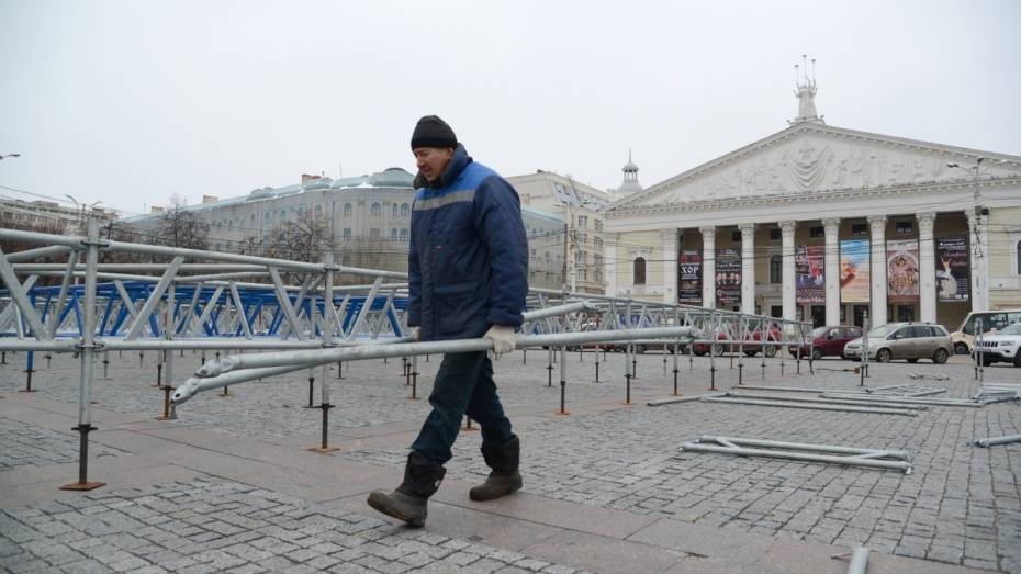  В Воронеже на площади Ленина начался демонтаж катка