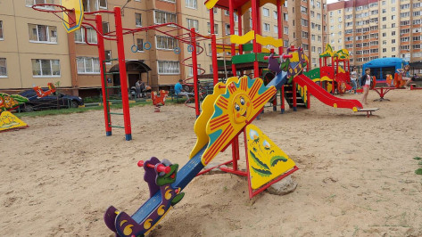 Прокуратура потребовала отремонтировать детскую площадку под Воронежем 