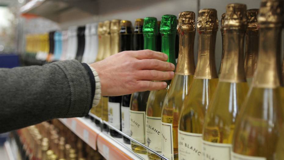 Алкомаркет рядом с детским центром закрыли после жалоб родителей в Воронеже