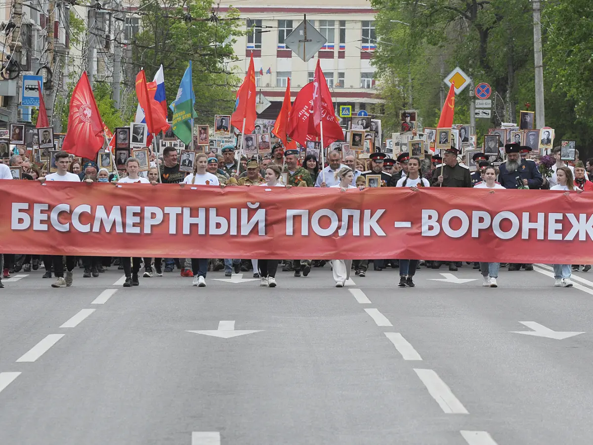 «Как будто мой дед сам сегодня прошел по Воронежу»: что рассказали  участники акции «Бессмертный полк»