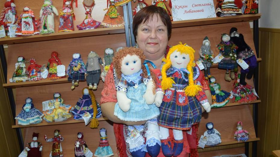 В Рамонской библиотеке открылась выставка народных кукол