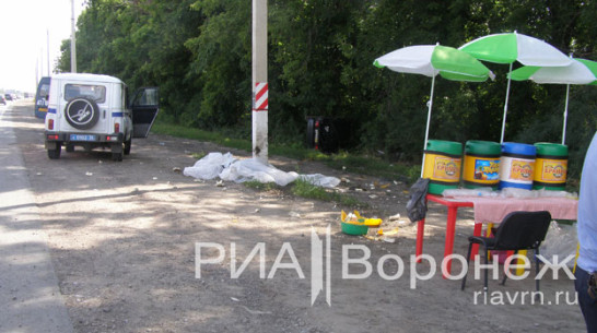 Водителя легковушки, врезавшегося под Воронежем в бочку с квасом, разорвало после удара о столб (ФОТО)