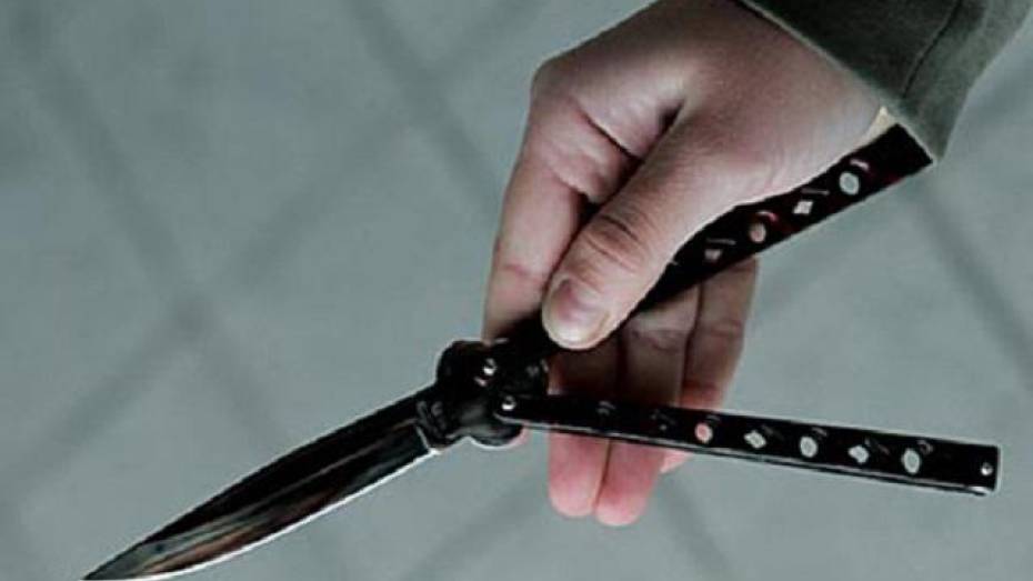 В Воронеже незнакомец приставил к горлу 17-летней девушки нож и несколько раз ударил ее, чтобы отобрать мобильник