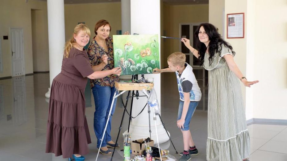 Россошанцы написали картину для детского отделения райбольницы