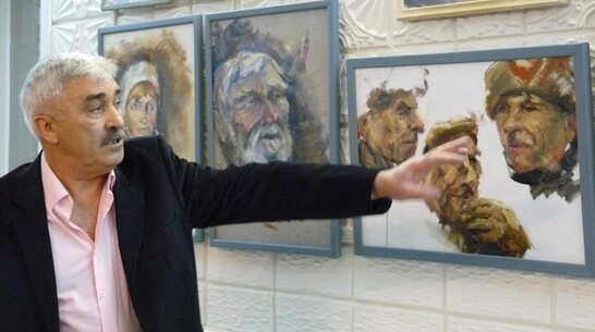 Выставку картин местного художника Виктора Петинова открыли в Павловске