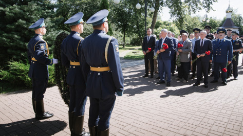 Губернатор Воронежской области почтил память российских воинов, погибших за Родину