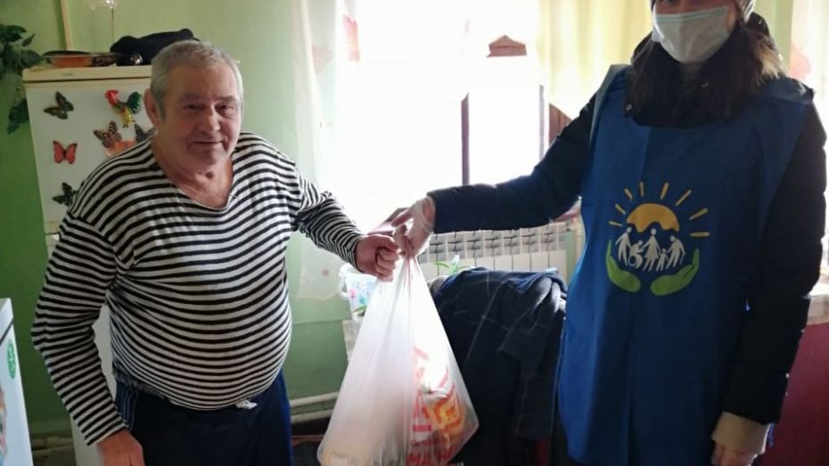 Пенсионеры из 11 сел Богучарского района получили продуктовые наборы