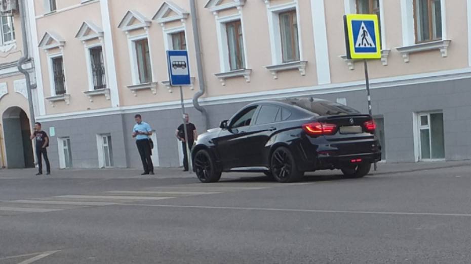 В Воронеже водитель элитной иномарки поплатился за перекрытый пешеходный переход