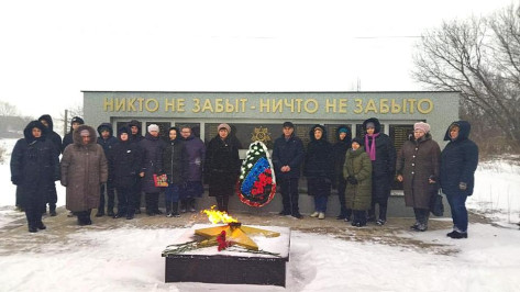 В верхнехавском селе Малый Самовец открыли обновленный военный мемориал