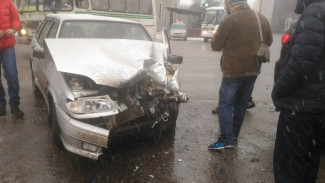 В центре Воронежа внедорожник врезался в легковушку: ДТП попало на видео