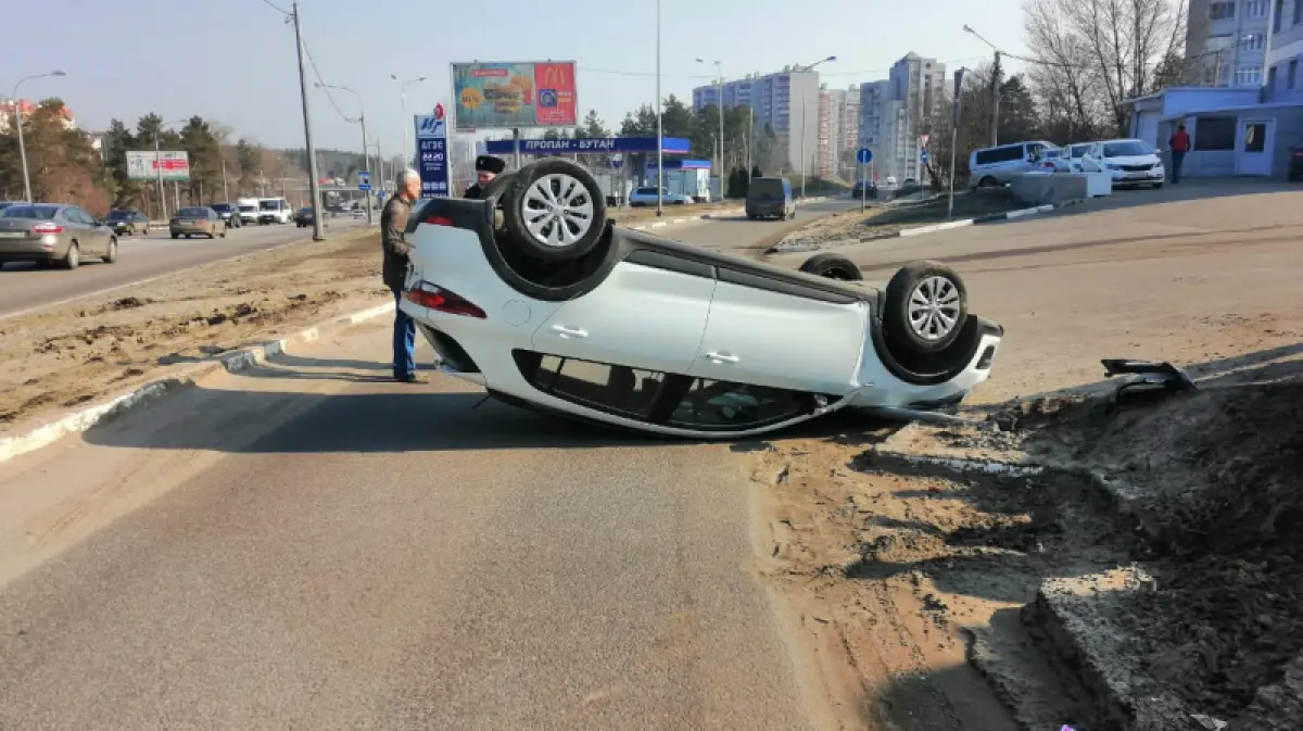 В Воронеже полицейские вызвали кран, чтобы помочь водителю перевернувшейся  KIA