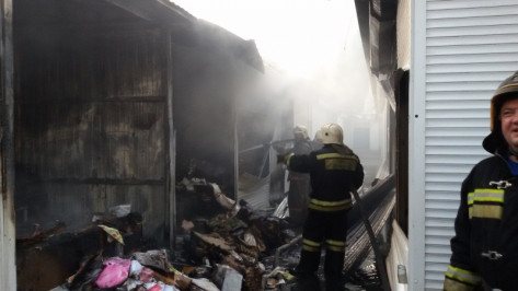 В Воронеже на Юго-Западном рынке ночью сгорели 8 контейнеров с товаром