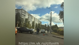 В Воронеже на перекрестке улиц Донской и Хользунова столкнулись Audi и Peugeot