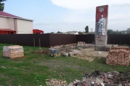 В репьевском селе Колбино отремонтируют мемориал «Воин с ребенком»