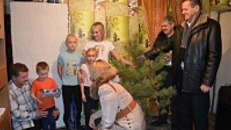 Журналисты РИА «Воронеж» подарили нижнедевицким малышам елки и конфеты