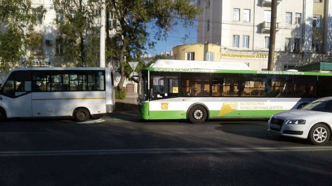 Следователи уточнили число пострадавших при столкновении автобусов в Воронеже