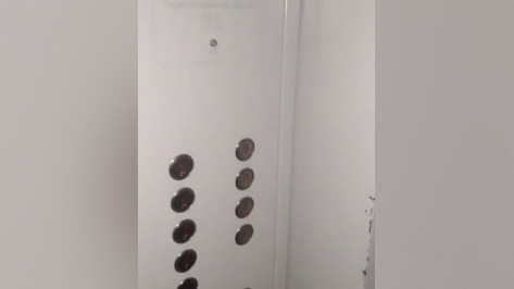В Воронеже жильцы дома на улице Генерала Лизюкова регулярно застревают в лифте: видео