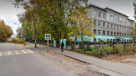 В Воронеже микроавтобус Volkswagen протаранил забор школы №2