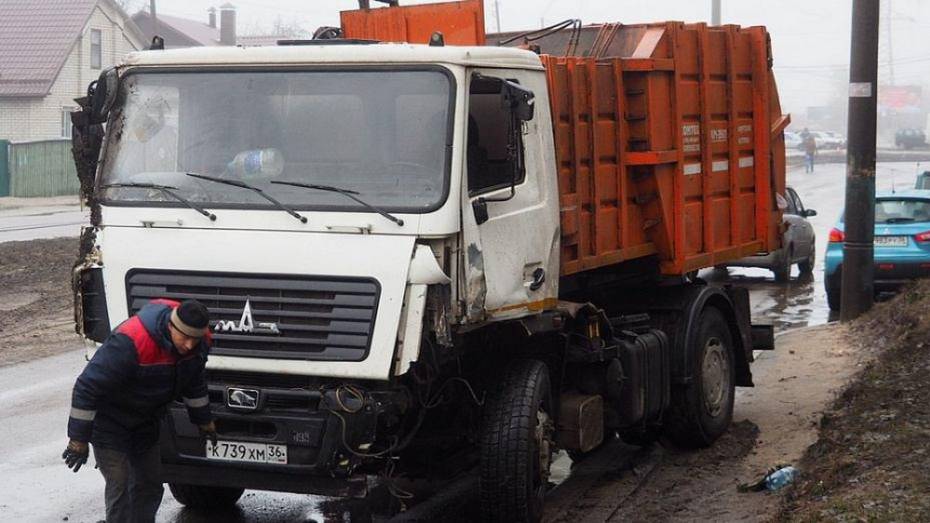 Под Воронежем водитель погиб под колесами при попытке вытащить грузовик из снега