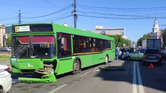 Автобус №27 столкнулся с ВАЗ-2112 в самом центре Воронежа