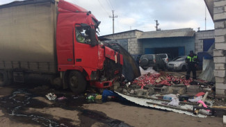 В Воронежской области водитель Volvo врезался в DAF и 3 машины в автомастерской