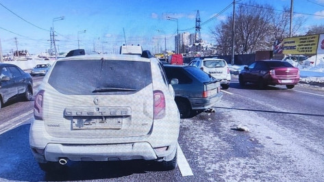 В Воронеже 4-летняя девочка пострадала при столкновении Renault и ВАЗа у заправки