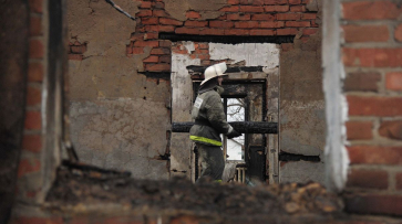 Пожар уничтожил склад площадью 750 кв м в Воронежской области