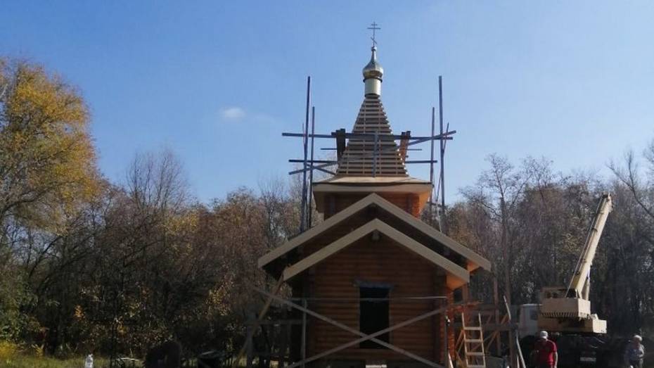 В петропавловском селе на строящемся храме установили крест и маковку