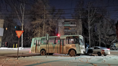 Столкновение автобуса с иномаркой в Воронеже показали от первого лица