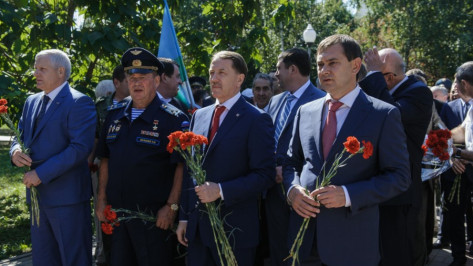 Губернатор возложил цветы к памятнику «Воронеж – родина ВДВ»