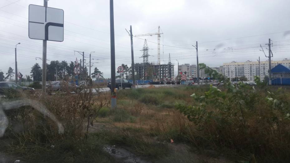 Закрытый переезд на Машмете в Воронеже спровоцировал пробку в 1,6 км