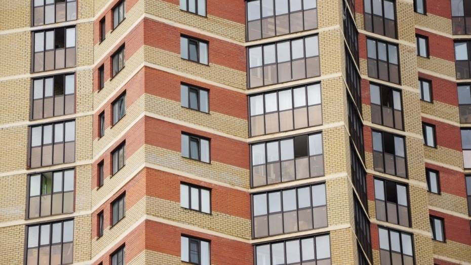 В квартире выпавшей из 17-этажного дома воронежской девушки нашли тело 32-летнего мужчины