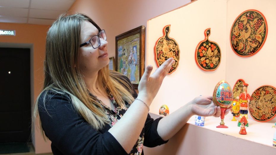 В Новохоперском музее выставили картины из шерсти и «поющее» пасхальное яйцо