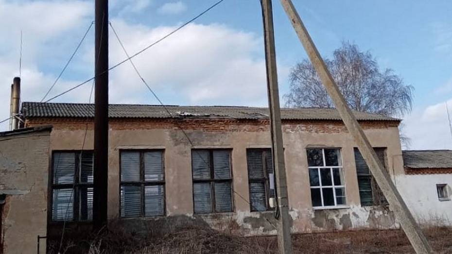Жители Каширского района пожаловались в соцсетях на дырявую крышу сельской школы