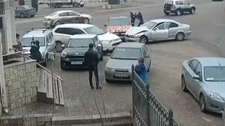 В Воронеже участники ДТП устроили драку на дороге: видео появилось в сети