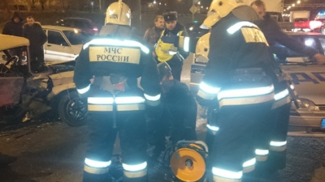 В Воронеже в массовом ДТП на Антонова-Овсеенко погибли 2 мужчин