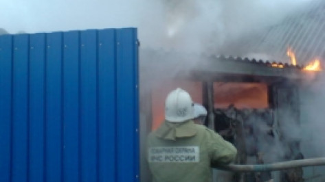 В Богучаре сгорел гараж с машиной
