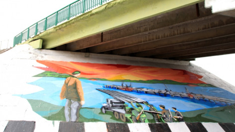 Художники нанесли на основание моста под Воронежем граффити к юбилею Победы