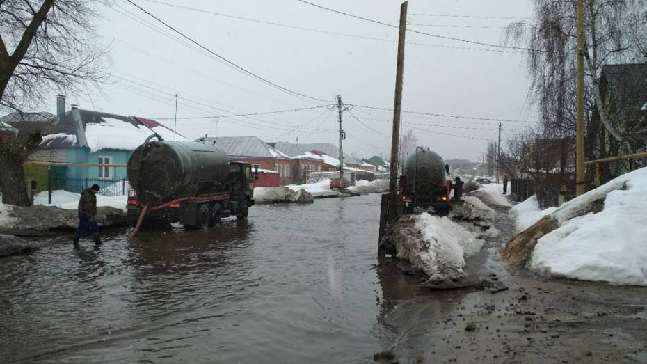Более 300 кубометров талой воды откачали с 2 улиц Воронежа 