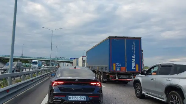 Пробка длиной более 5 км сковала движение на выезде из Воронежа