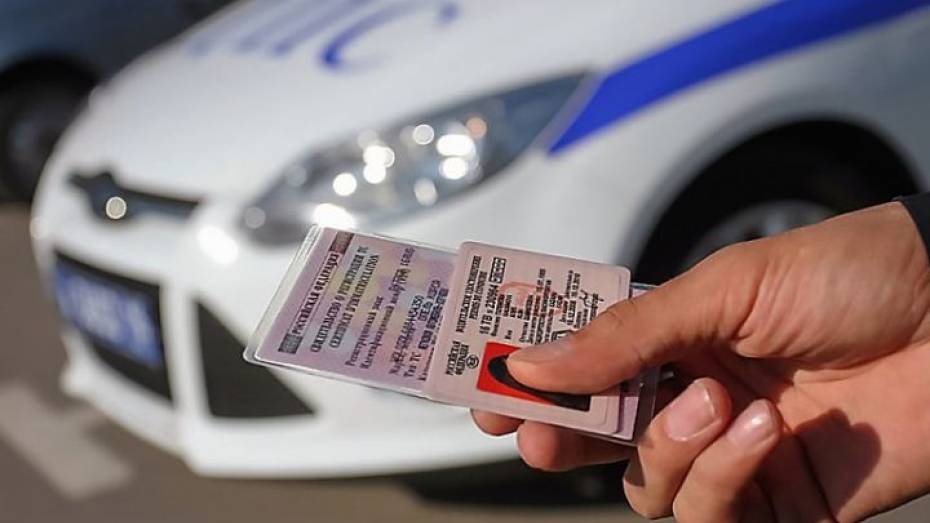 В Воронежской области лишили водительских прав 300 наркоманов и алкоголиков