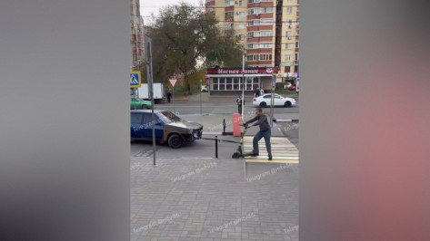 Воронежец попытался буксировать легковушку с помощью электросамоката