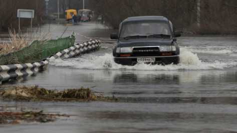 В Воронежской области мост через реку Хопер ушел под воду 
