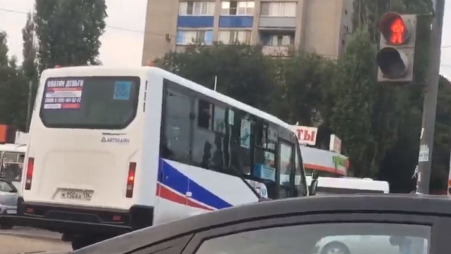 В Воронеже объехавшего пробку по «зебре» водителя маршрутки оштрафовали на 500 рублей