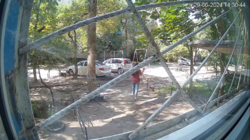 В Воронеже на детской площадке заметили неадекватную девушку с ножом