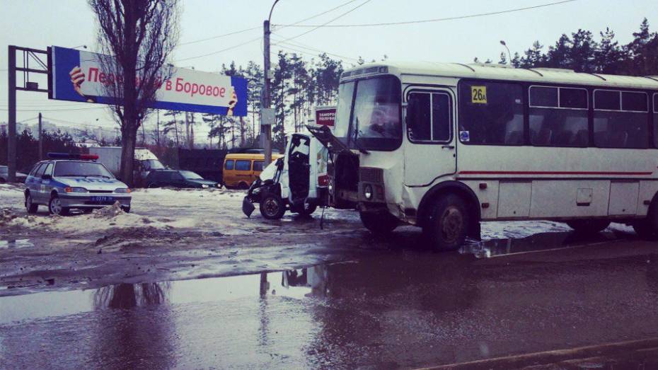 В Воронеже водитель «Газели» пострадал при столкновении с маршруткой 26А