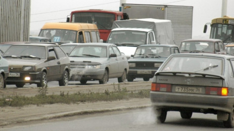 Центр Воронежа встал в многокилометровых пробках из-за дорожных работ