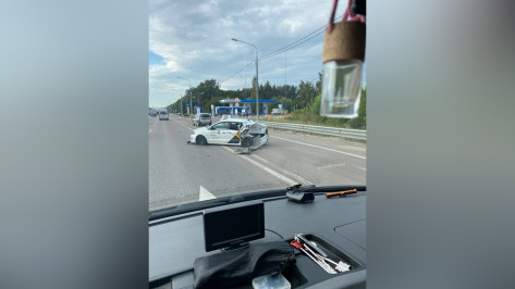 Последствия жесткого ДТП с машиной такси сняли на видео под Воронежем