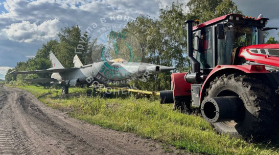 Под Воронежем на буксире у трактора заметили сверхзвуковой боевой самолет