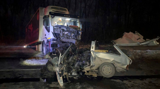Водитель и 2 пассажира «восьмерки» погибли в страшном ДТП с фурой в Воронежской области
